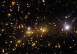 Imagem captada pelo Hubble da NASA de um aglomerado de galáxias eMACS J1353.7+4329