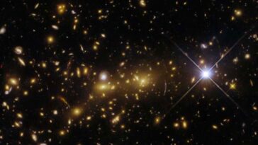 Imagem captada pelo Hubble da NASA de um aglomerado de galáxias eMACS J1353.7+4329