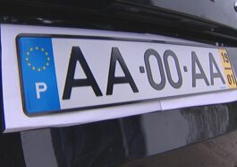 Est-il obligatoire de retirer la plaque d'immatriculation d'origine d'un véhicule importé ?