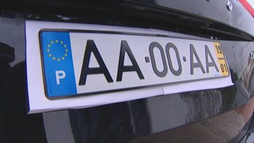 Est-il obligatoire de retirer la plaque d'immatriculation d'origine d'un véhicule importé ?