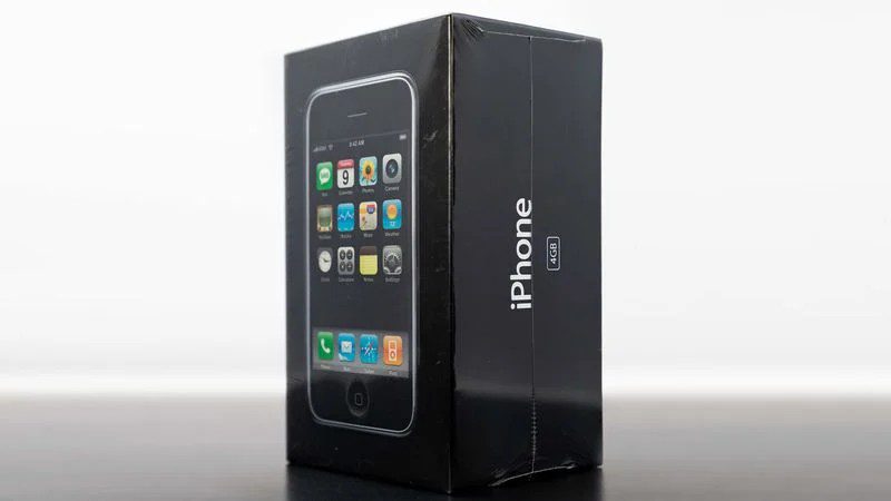 Incroyable : l'iPhone original de 2007 vendu aux enchères pour plus de 190 000 $
