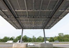 Telhado solar numa autoestrada, na Alemanha