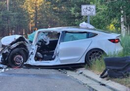 Imagem Tesla Model 3 acidentado e Autopilot a ser investigado