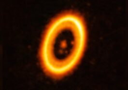 Imagem de sistema planetário e exoplanetas com órbitas partilhadas