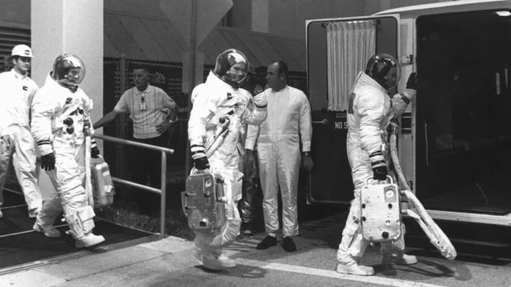 Image des astronautes d'Apollo 11 revenant de la Lune