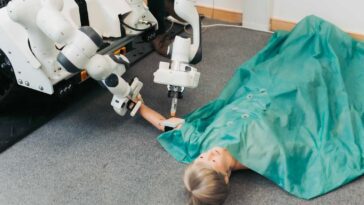 Imagem robôs médicos em ação de emergência