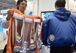 Les Japonais portent des manteaux avec des ventilateurs en raison de la chaleur extrême