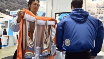 Les Japonais portent des manteaux avec des ventilateurs en raison de la chaleur extrême