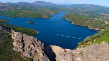 Imagem de barragem em Portugal que produz eletricidade limpa