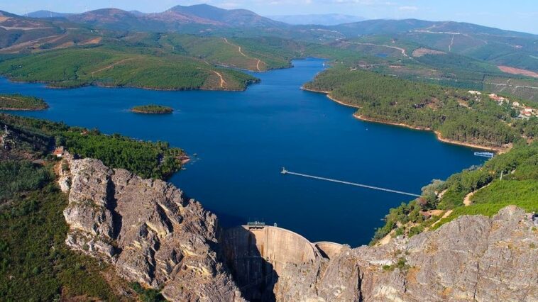 Imagem de barragem em Portugal que produz eletricidade limpa