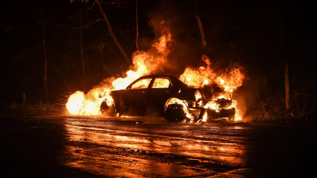 Carro incendiado