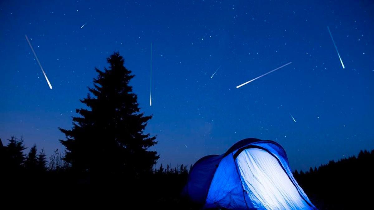 Ilustração de uma chuva de Perseidas