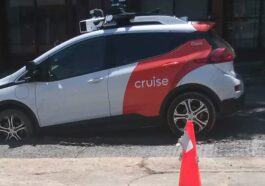 Imagem do carro autónomo da Cruise preço no betão fresco