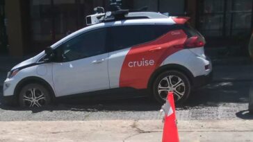 Imagem do carro autónomo da Cruise preço no betão fresco