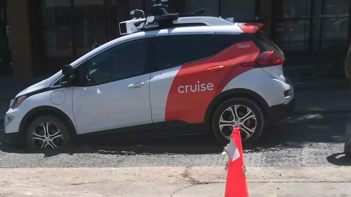 Imagem do carro autónomo da Cruise preço no betão fresco