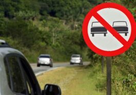 Peut-on dépasser un véhicule qui en dépasse un autre ?