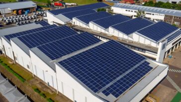 Imagem de instalações de painéis solares na Europa