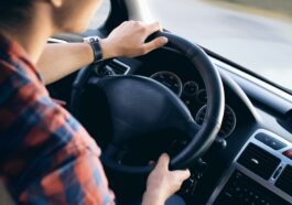 Carro com mudança engatada gasta mais que em "ponto morto"?