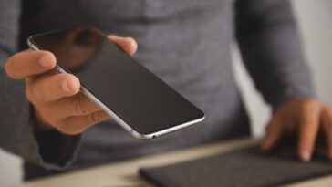 Quer trocar o seu iPhone usado por dinheiro? A Sell My Phone trata de tudo - Image by bublikhaus on Freepik