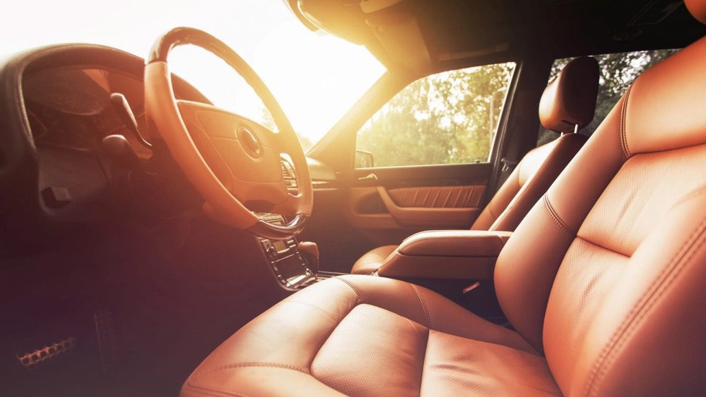 Une voiture au soleil ?  Ouvrez les fenêtres 2 minutes avant de commencer...