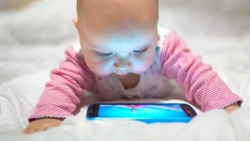 L'exposition aux écrans retarde le développement cognitif des bébés d'un an, selon une étude