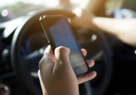 É legal usar o telemóvel em alta voz enquanto conduzimos?