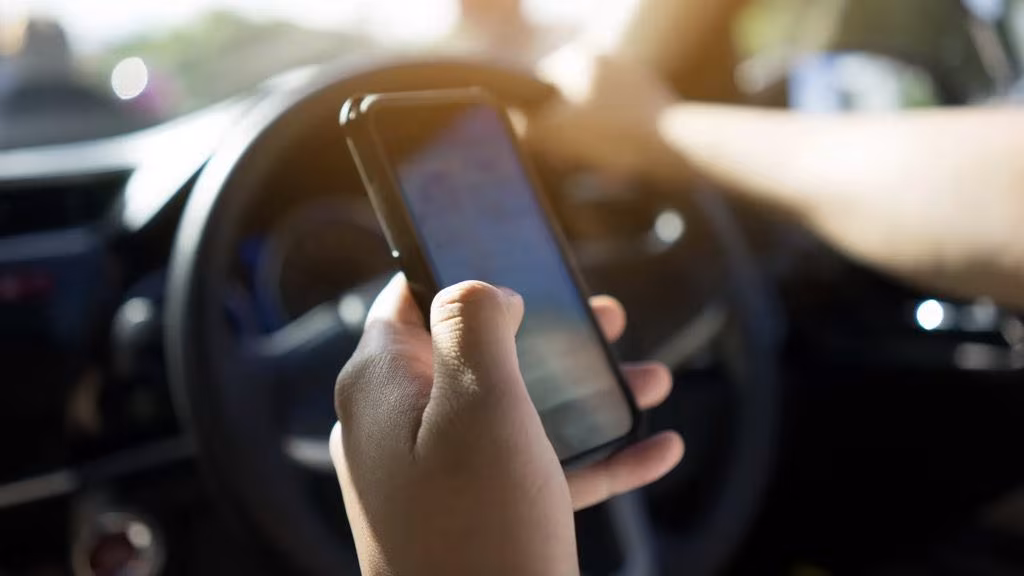 É legal usar o telemóvel em alta voz enquanto conduzimos?