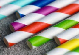 Iustração de palhinhas de papel que contêm substâncias químicas, como os PFAS