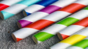 Iustração de palhinhas de papel que contêm substâncias químicas, como os PFAS