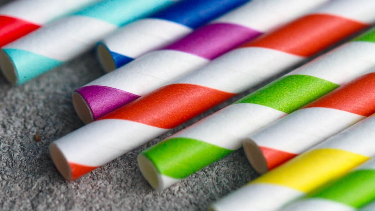 Iustração de palhinhas de papel que contêm substâncias químicas, como os PFAS