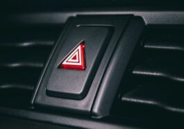 É legal estacionar onde quiser e ligar os quatro piscas?