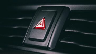 É legal estacionar onde quiser e ligar os quatro piscas?