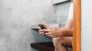 Deixou cair o smartphone na sanita? Será que o arroz resolve mesmo?