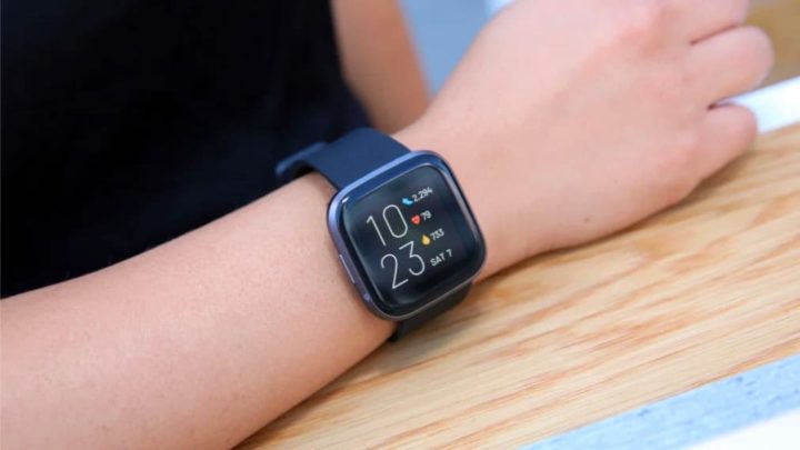 Image de montre intelligente FitBit qui détecte le COVID-19