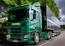 Imagem do camião híbrido coberto de painéis solares da Scania