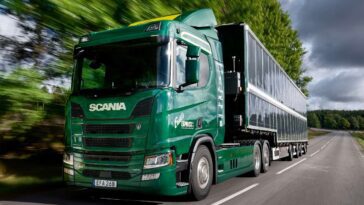 Imagem do camião híbrido coberto de painéis solares da Scania