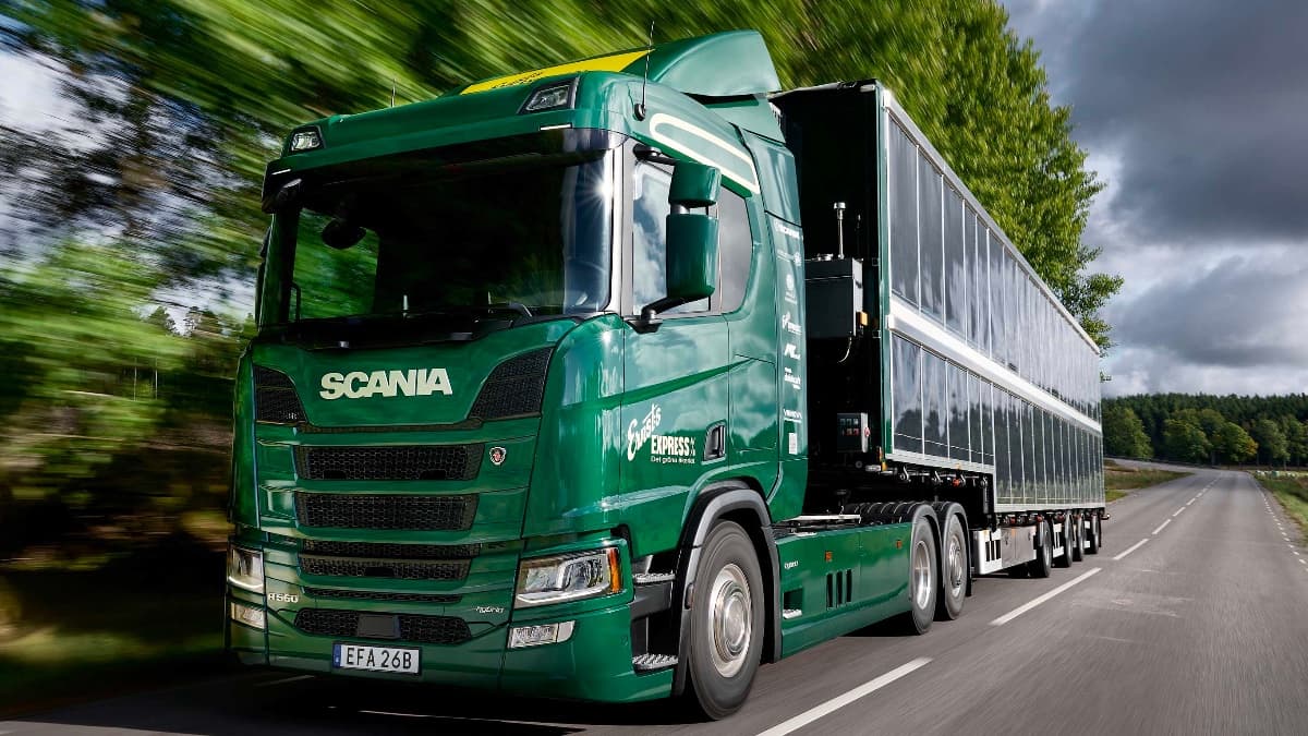 Imagem do camião híbrido coberto de painéis solares da Scania