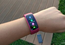Ilustração de smartwatches e smartbands com braceletes que podem transportar bactérias