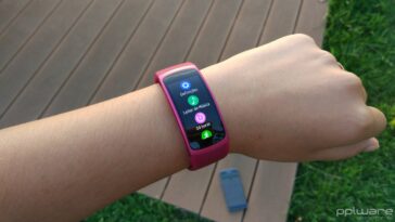 Ilustração de smartwatches e smartbands com braceletes que podem transportar bactérias