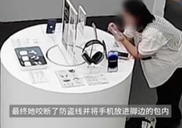 Imagem da mulher a roer o cabo de metal que segura o iPhone 14 Plus