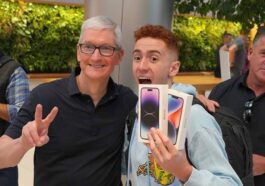Jovem com Tim Cook e o iPhone da Apple