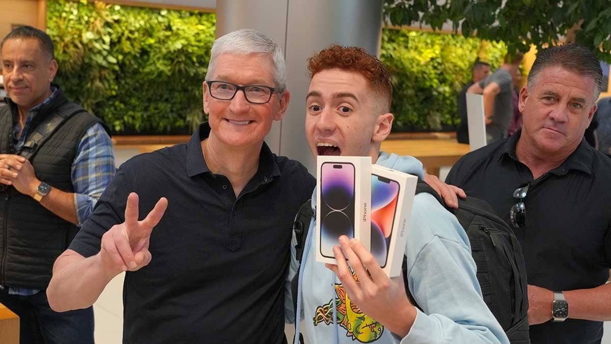 Jovem com Tim Cook e o iPhone da Apple