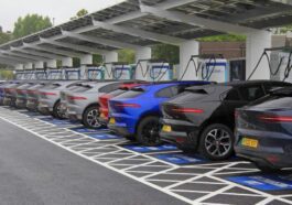 Uma frota de 32 unidades do crossover elétrico I-Pace da Jaguar foi carregada, simultaneamente, para testar a central de carregamento para carros elétricos em termos de distribuição de energia