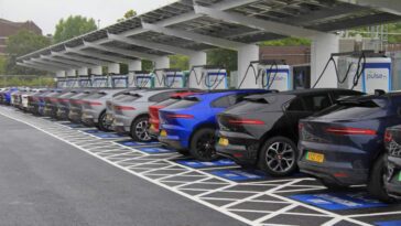 Uma frota de 32 unidades do crossover elétrico I-Pace da Jaguar foi carregada, simultaneamente, para testar a central de carregamento para carros elétricos em termos de distribuição de energia