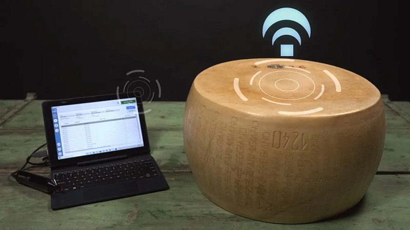 Les fabricants de parmesan ajoutent des chips au fromage pour éviter les contrefaçons