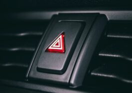 Pode estacionar onde quiser se ligar os quatro piscas?