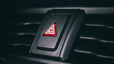 Pode estacionar onde quiser se ligar os quatro piscas?