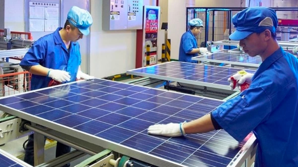 Après la voiture électrique, la cible désormais, ce sont les panneaux solaires chinois 124 Imagem produção de painéis solares na China