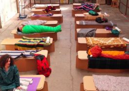 Comment un ingénieux lit en carton peut être une bénédiction humanitaire
