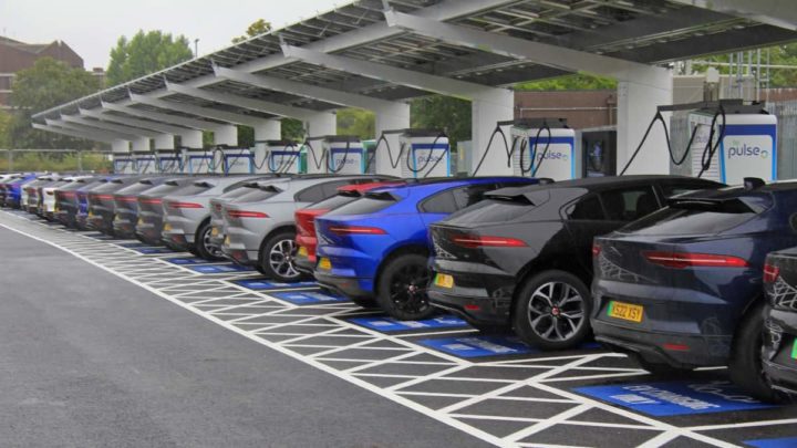 Une flotte de 32 unités du crossover électrique I-Pace de Jaguar a été chargée simultanément pour tester la station de recharge pour voitures électriques en termes de distribution d'énergie.